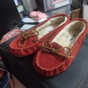 Minnetonka Women's Moccasins in Red Suede